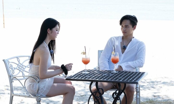 【写真・画像】セクシーな水着美女たちがオイルをぬりぬり「ええなあ」ニューヨーク屋敷、ハーレム男に羨望の眼差し　3枚目