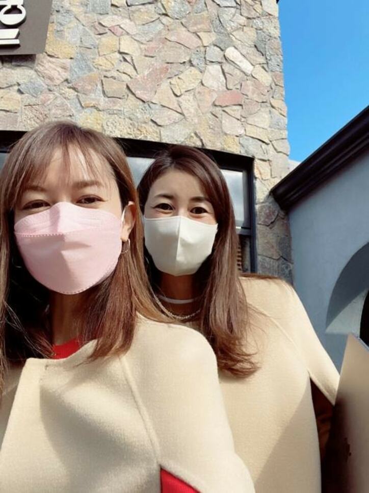  細川直美、友人とのお揃いコーデの2ショットを公開「お美しい」「姉妹みたい」の声 