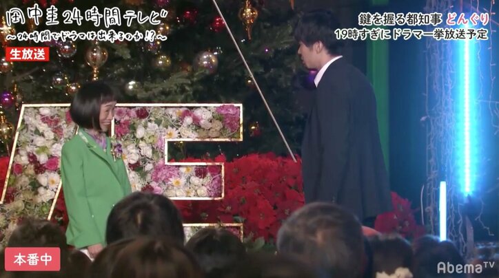 田中圭が『カメ止め』女優・どんぐりと熱烈キス！　「すごいものを見た」とファン騒然