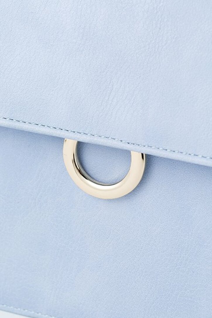 アニメ『血界戦線 & BEYOND』レオナルドとクラウスが手元に! 佐藤さきコラボのショルダーバッグとポーチが発売