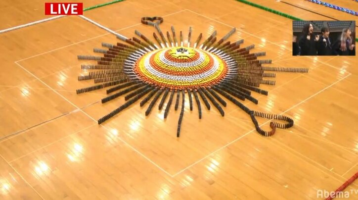 Dream Ami、E-girlsのSAYAKAにキレられる！？ E.G.family全員で生放送中にドミノ17,000個に挑戦！