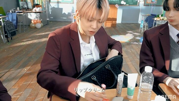 香水や日本語資料、詩集まで！TOMORROW X TOGETHER、カバンの中身を大公開