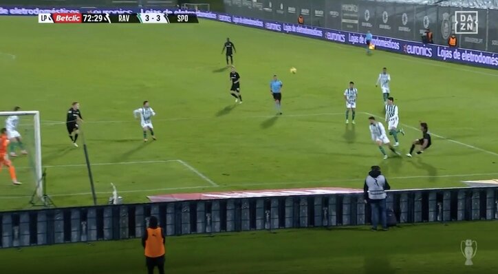 【写真・画像】守田英正が退場者を突き飛ばして乱闘発生！ 「早く消えろ」「押すんじゃねえ」審判に抗議→去らない相手にブチギレ！ 9枚のカードが飛び交う荒れ試合　1枚目