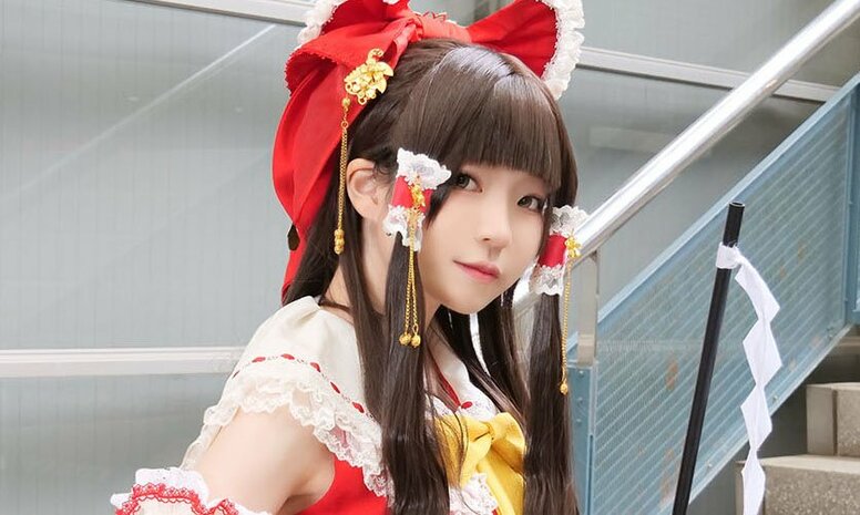 "Adding Girlish Elements Such as Skirt Volume" - A Cosplay of Reimu from "Touhou" Aiming for Contrast
