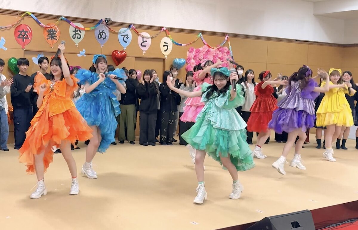 神対応すぎ」FRUITS ZIPPERがサプライズライブで高校生たちとはしゃぎ