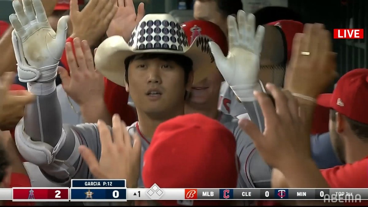 今の見たかよ！？」大谷翔平、右手一本での118メートル弾に同僚選手の