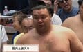 土俵入り後に再登場した霧島の姿に驚き「びっくりなサイズに」「痛いのかな」前日の負傷箇所に心配の声 元大関・正代に屈して痛い2敗目