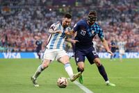 メッシ「もはや神のプレー」緩急自在の圧巻ドリブル、間合い、また抜きからのプレゼントパスで決勝点をアシスト「グバルディオルをおもちゃに」