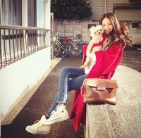 佐々木希のスキニー&スニーカー姿に反響　「脚が長すぎる！」の声続々