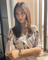 「美しすぎる」「綺麗だなぁ」大政絢の腕を組んだクールなオフショットに称賛の声