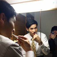 「鏡越しでも綺麗なお顔」岡田健史の貴重な歯磨きショットにファン歓喜