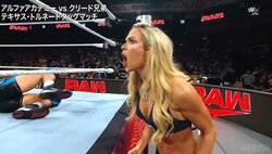 美女レスラーが大興奮！ 日本人スーパースターの“超高角度”セントーンに「カモン！」大絶叫 会場も「超スゲー」の大チャント