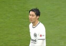 「痛くないだろ？早く立てよ」 鎌田大地、ピッチに倒れこんで痛がる相手選手への“冷酷すぎる視線”が話題