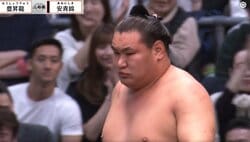 ものすごい懸賞金…豊昇龍、安青錦を“初撃破”で溢れんばかりの懸賞束に騒然