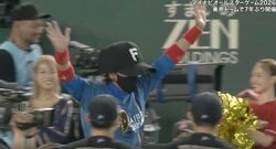 なんだあれ…！？ 日ハム・新庄監督が「デカすぎる」 宣言から一転→特注“超巨大ヘルメット”の珍パフォーマンス「いくらしたの？w」