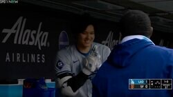 大谷翔平に一体、何が起こった…！？  中継カメラがとらえたヤバすぎる瞬間　特大アーチ後にベンチで見せた“謎の動き”が話題に「新ポーズ？」「なんだこれｗ」