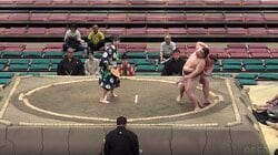 「決まり手は何？」大相撲夏場所、発生確率0.05%の“珍手”に館内どよめき 「おもろい投げ方」「もう一度見たい」大逆転劇に熱視線
