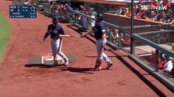 あまりのパワーで「すぽーん」 吉田正尚 “バットぶっ飛び”の珍事に球場からはまさかの歓声 バットは同僚がファンから回収