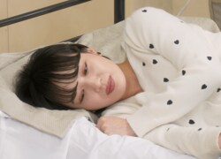 横でセクシービデオを見て…“レス”に悩む俳優、イケメン彼氏の衝撃行動を告白し驚きの声「えっ!?」「最悪やん」