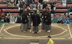 「行司さん泣かないで」物言い協議で見せた行司の表情にファン同情 「行司さんは悪くない」「災難だ」