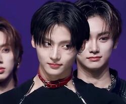 「美しすぎて息とまった」「優勝」ビジュアルが強すぎる練習生、豪華ステージ衣装が似合いすぎてSNS騒然