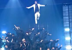 一番の見せどころで致命的なミス！ワイヤー演出で大きく羽ばたくも…着地でアクシデント発生、本番を終えたアイドルが悔し泣き「エースを任されたのに」