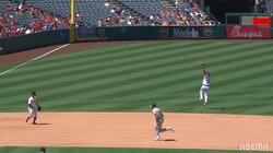 大谷翔平の頼れる相棒・イグレシアス、またも“神守備メーカー”ぶりを発揮 下がりながらジャンプキャッチに「素晴らしい！」「さすがのイグ」