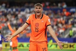 「日本に味方するな」オランダ代表DFの“怠慢さ”に母国ファン激怒！中村敬斗の同点弾で「なぜ止まってる…」「オフサイド取れただろ」【W杯】