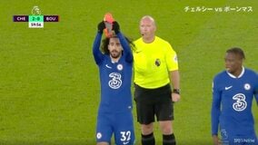 「あんな簡単に…？」踏みつけられてスパイクがぱっくり破れる衝撃アクシデント 左右で違うスパイクを履いてプレー続行