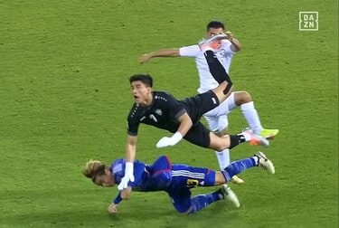 ふざけんなよ！」「怖い…」荒木遼太郎、敵GKの体当たりに悶絶→顔面