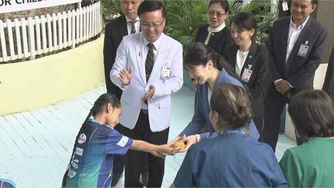 病院のマスコットであるゾウのぬいぐるみを手渡された愛子さま