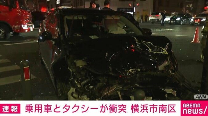 フロント部分がぺしゃんこに潰れた車