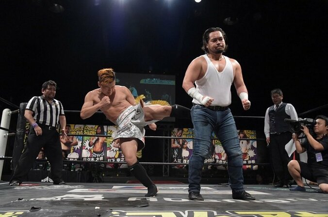 那須川天心、本気のケツキック炸裂！「DDTのベルト欲しい」発言も　須田亜香里vs那須川天心でドームを狙う？ 1枚目