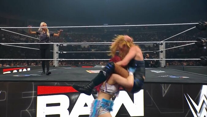 咄嗟に右手を後頭部に沿えるベッキー・リンチ