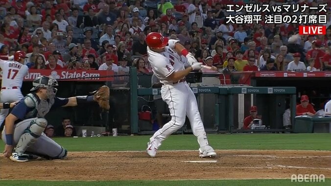 大谷翔平の眼前で驚愕の一発 MLBの至宝・トラウト、異次元パワーで今季22号は“腕が曲がったまま弾” 1枚目