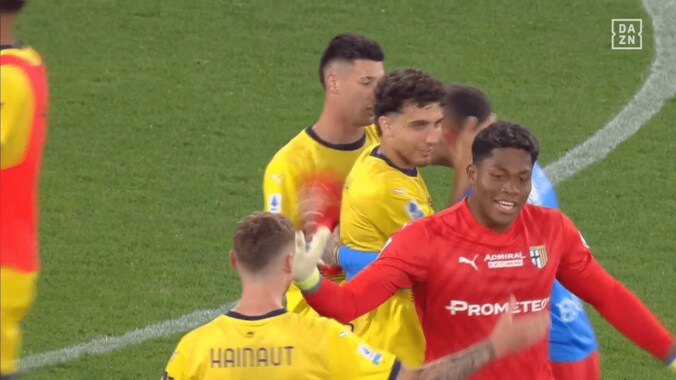 「精度えぐすぎる」パルマGK鈴木彩艶、“司令塔ばり縦パス”で同点ゴール演出！「ほんますごい」「鋭いレーザーパス」超絶フィードは日本代表の新たな武器にも？ 4枚目