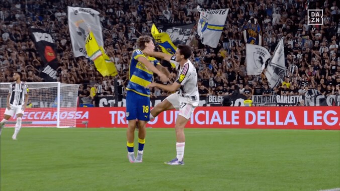 「愚かな行為」怒りの“暴力行為”でレッドカード！「何やってるの？」批判殺到のユヴェントスMFが謝罪「酷いことをして恥じている」 2枚目