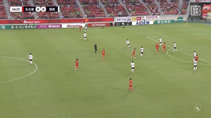 「怖い倒れ方」湘南DF、強烈弾丸ミドルが顔面直撃→転倒で「大丈夫か？」プレー続行もファンは心配の声 3枚目