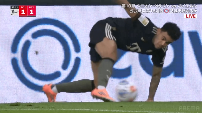 「ありえない！」“ゼロ角度スーパーゴール”に世界騒然！「すげーとこぶち抜いた」「年間最優秀だ」バイエルンFWが神ターンから衝撃弾 5枚目