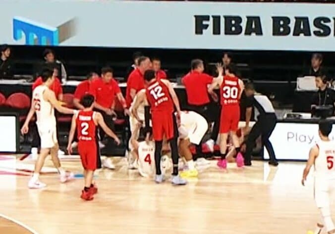中国監督が日本選手を踏む素振り…バスケ日中戦で一触即発！「スポーツマンシップなさすぎて泣けてくる」「さすがに酷い」渡邊雄太も激昂 3枚目