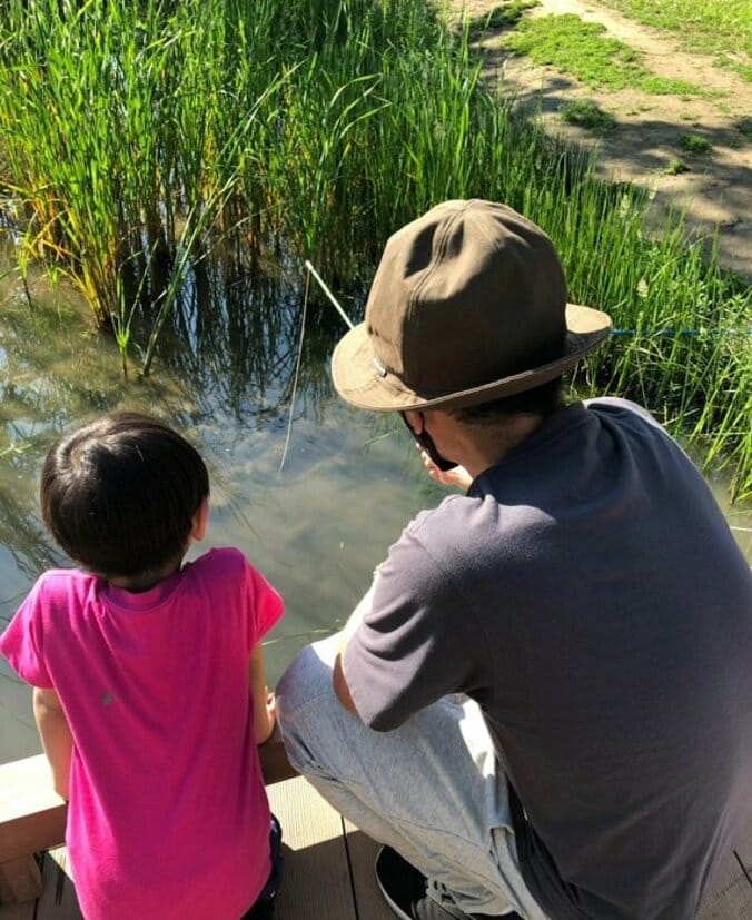 ココリコ・遠藤の妻、子ども達がザリガニ釣りに初挑戦「結構ハマっちゃうかも」 1枚目