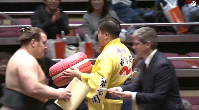 「デカっ」安青錦に贈られた巨大な副賞にファン騒然 預かった力士の“困惑笑顔”に「あの力士かわええ」「そら笑うわ」ファンほっこり 5枚目