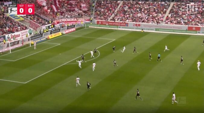 ウソでしょ…！？ 鈴木唯人、爆速ドリブルで“まさかの光景”「速すぎ！」「強いな」ドイツ代表DFに“真っ向勝負”→イエローカード誘発 3枚目