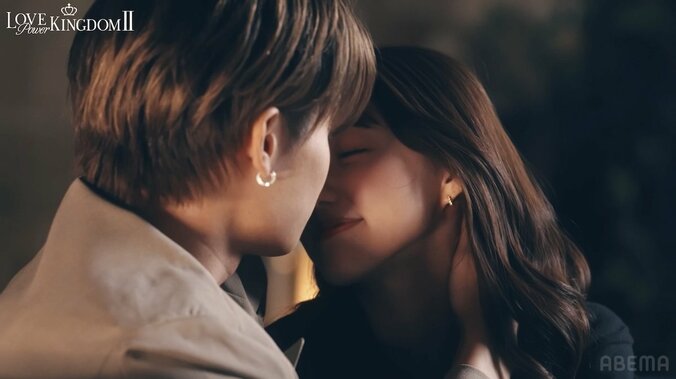 【写真・画像】「あなたとしかしてない」”神スタイル”童顔美女、夜のテラスで音が漏れるキス…王子様系モデルを見つめうっとり顔　2枚目