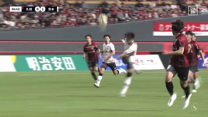 「年間ベストゴールだろ」衝撃！17歳高校生の弾丸30m超スーペルゴラッソにスタジアム騒然「キャプ翼の世界」「ゴラッソにも程がある」胸トラップから振り向きざまの超絶ボレー弾 2枚目