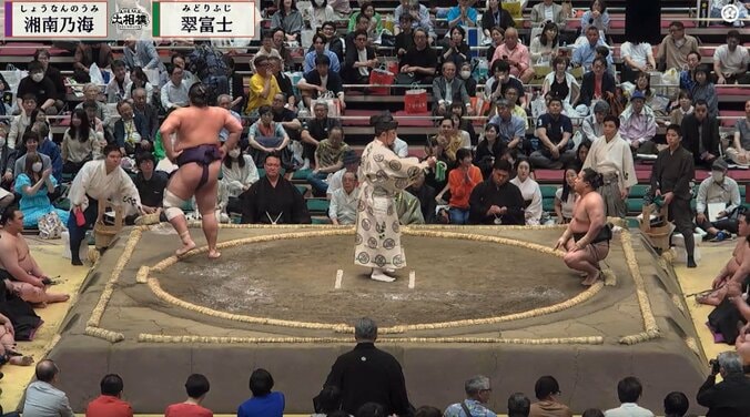 「えぇ!」一体、何が? 土俵を割った力士に軍配で館内騒然 直後のアナウンスに「あぁ!」納得の声 「こんな熱戦にこんなオチが」の反応も 5枚目