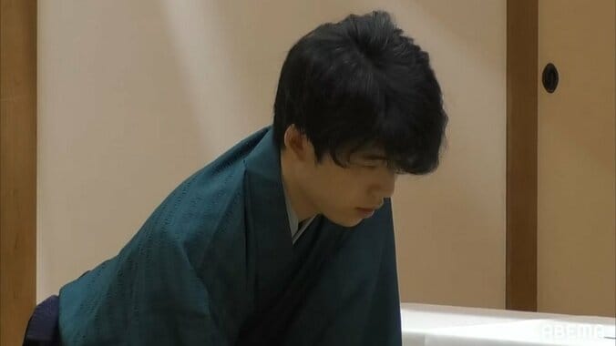 藤井聡太棋聖、防衛から一夜明け会見「それぞれの局面について最善に近づいていきたい」 1枚目