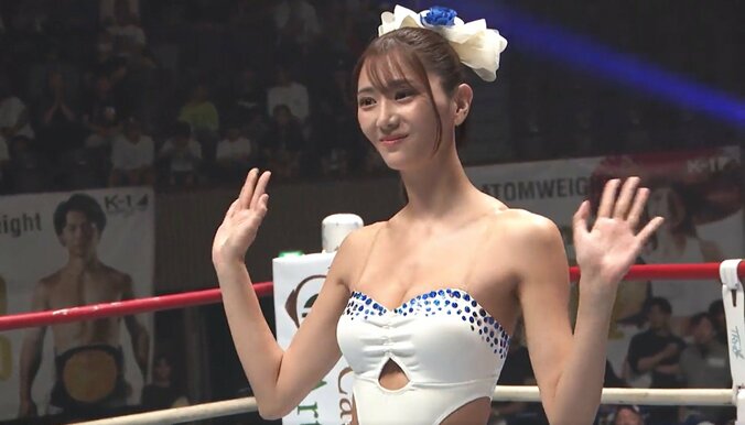「何この運動神経」“9等身”ラウンドガール、リング上で180度開脚 驚異の身体能力に「いきなりスゴイ」ネット騒然  5枚目
