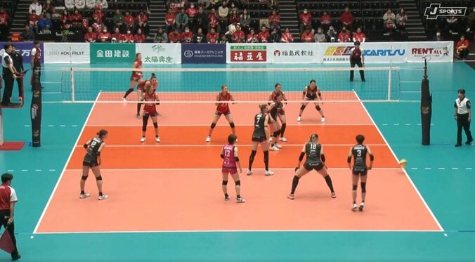 女子バレー、まるで野球のスローカーブな“すごい軌道”のノータッチエース 相手もポカーン 4枚目