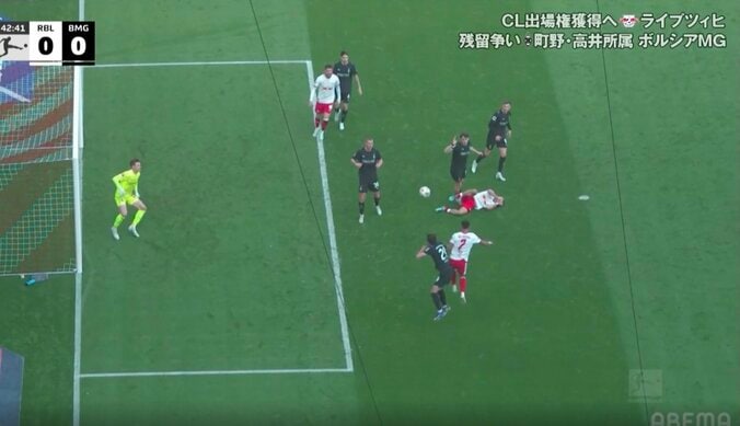 「エグい倒れ方した」オーストリア代表MFを襲った悲劇「危なすぎる」死角からの激しい衝突→ノックアウトでピッチに倒れ込む 5枚目